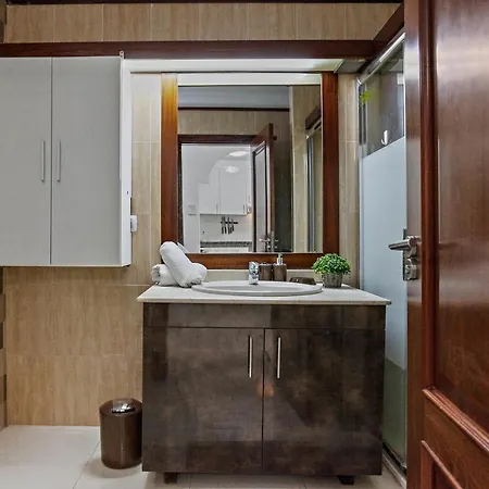 Confortable Big Apartment, Huge Terrace, Parking אדחה